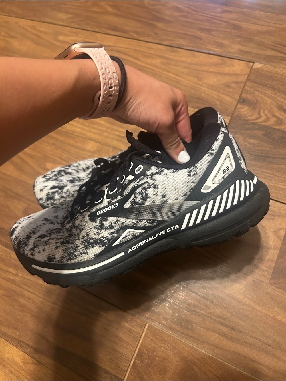 Black and white brooks womens 7 - Picture 2 of 7